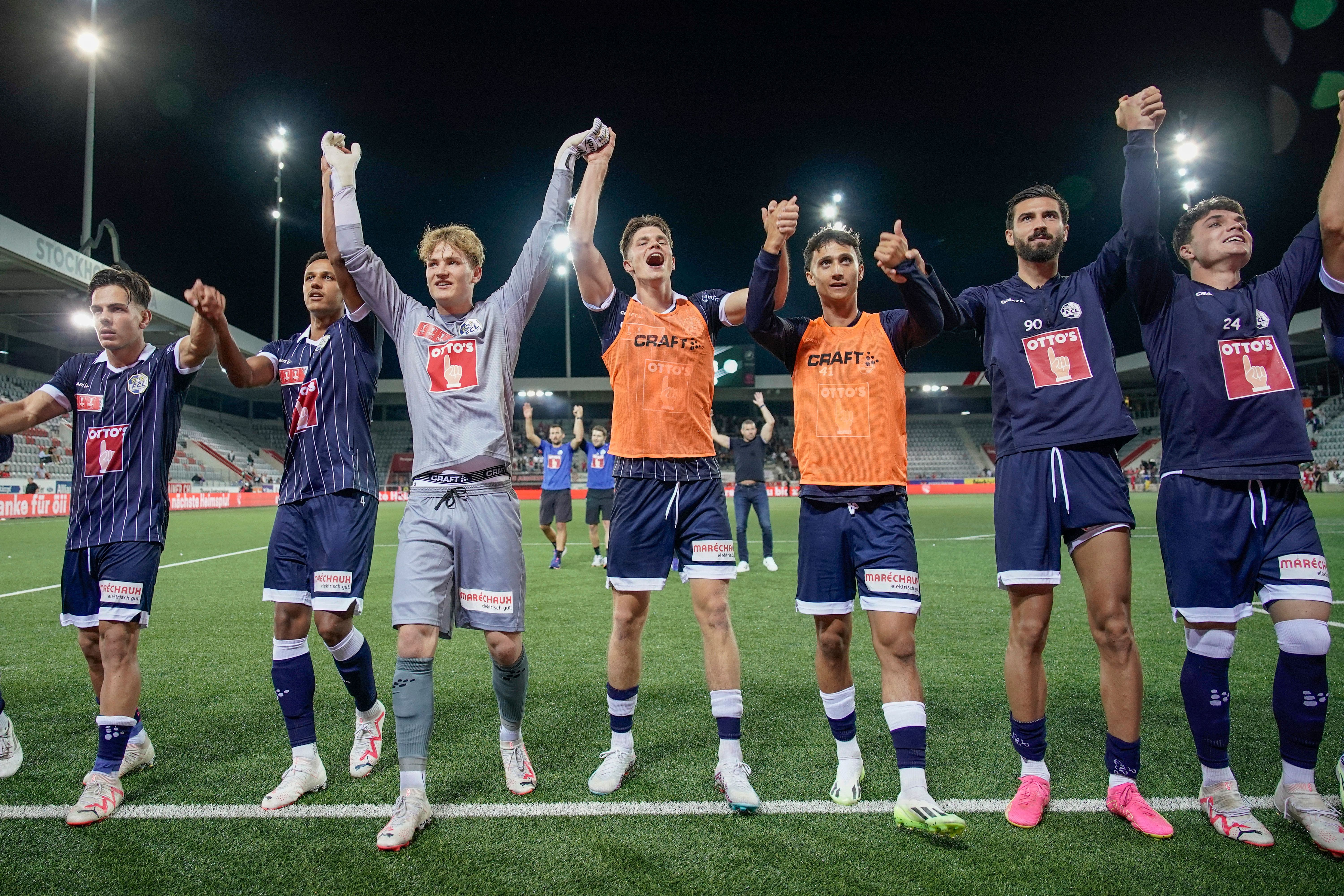 Die FCL-Spieler Ardon Jashari, Luca Jaquez, Pascal Loretz, Lars Villiger, Noah Rupp, Kemal Ademi und Severin Ottiger jubeln nach dem Schlusspiff mit den Fans. 