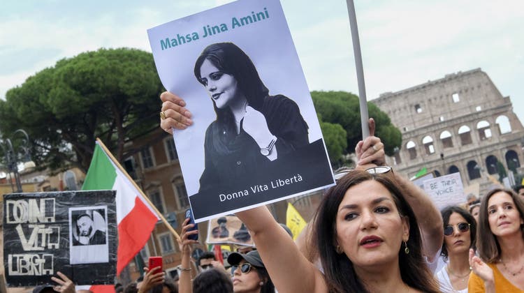 Auf der ganzen Welt - hier in Rom vor dem Kolosseum - demonstrierten heute Menschen gegen den Tod von Jina Mahsa Amiri. (Mauro Scrobogna / AP)