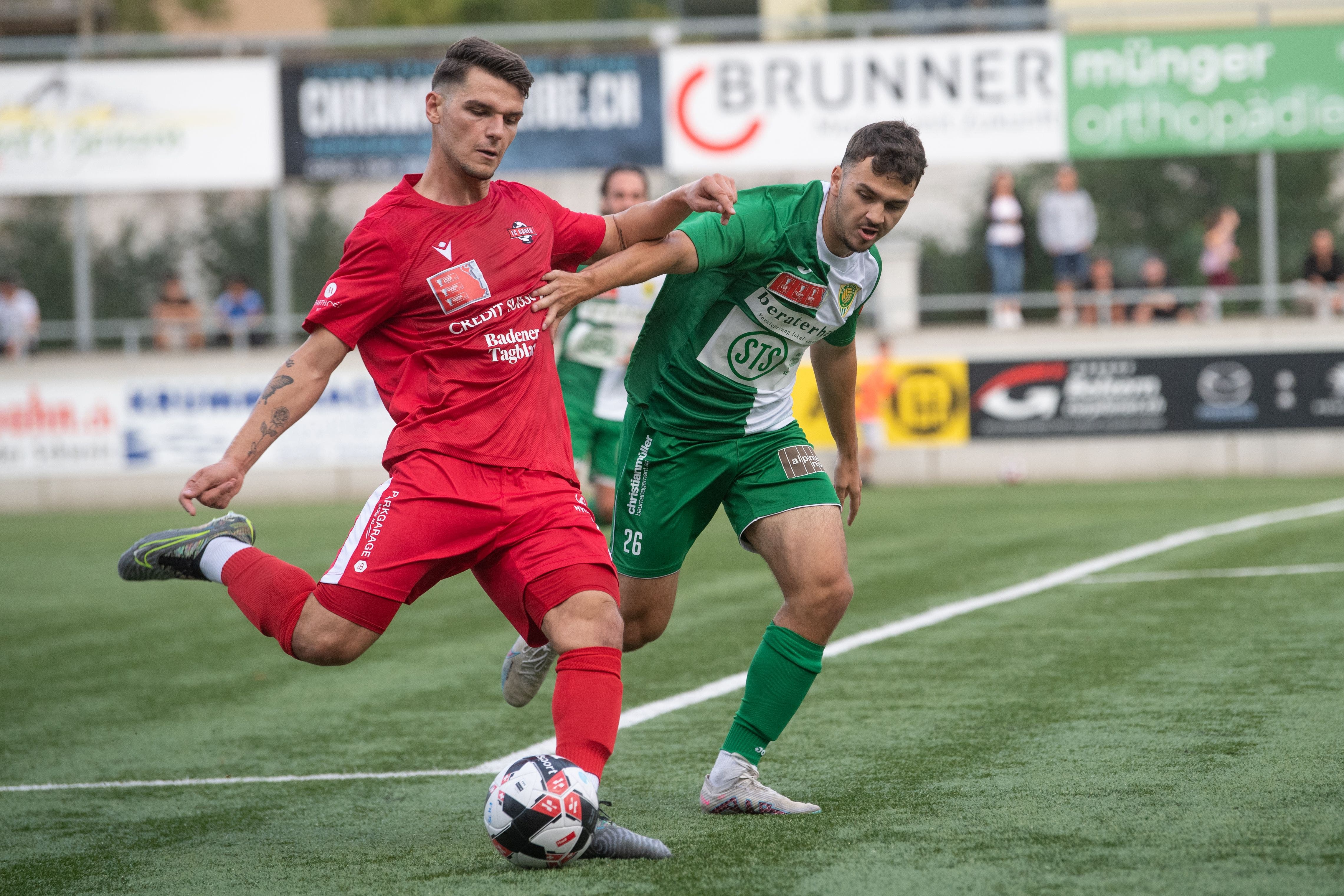Kriens-Spieler Laurin Vögele (rechts) kommt gegen Badens Elis Isufi zu spät. 