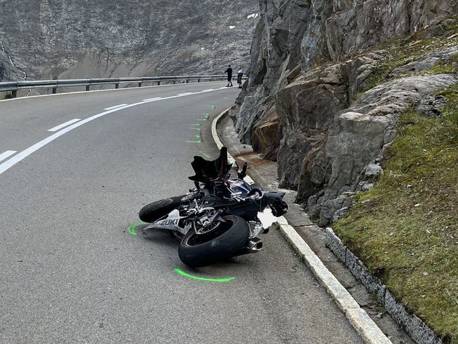 Der Motorradfahrer kam während eines Überholmanövers zu Fall.