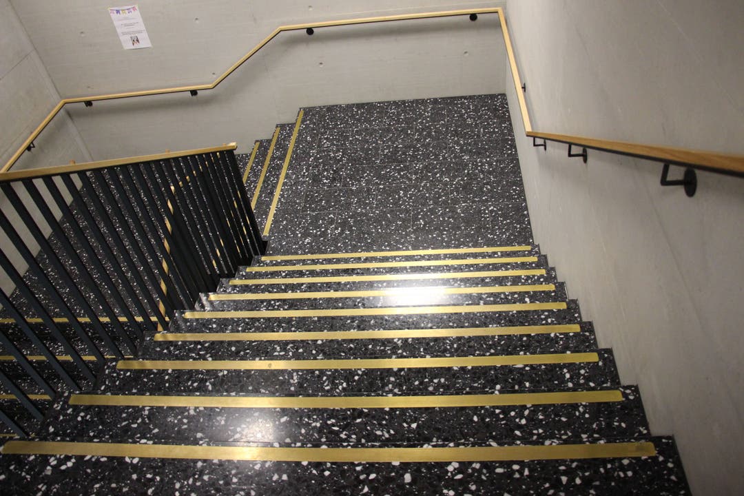 Im Schulhaus Goldiland muss sich auch etwas "Gold" findet – auf den Treppenstufen.