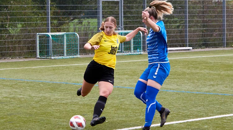 Matchwinnerin: Chantal Rochat (gelbes Dress) erzielte das einzige Tor in der Partie gegen Küssnacht am Rigi und sicherte dem FC Schlieren weitere drei Punkte. (Bild: Henry Muchenberger)