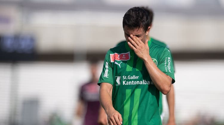 Bedient: Mattia Zanotti und der FC St. Gallen blamieren sich in Delémont. (Claudio De Capitani / freshfocus)