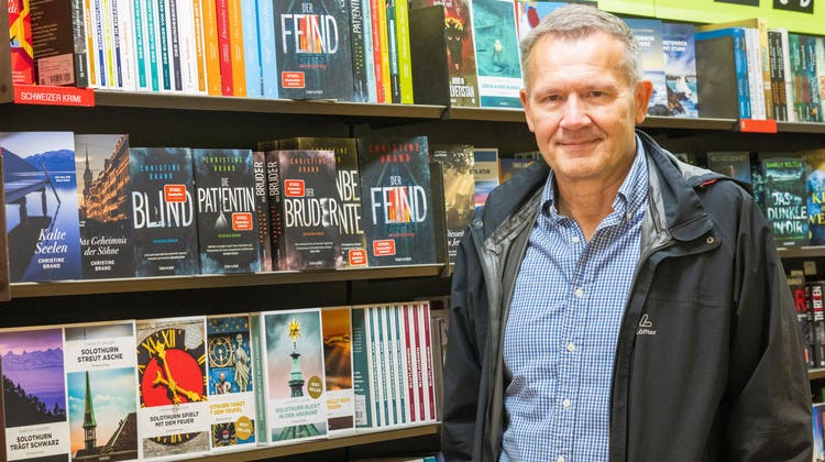 Christof Gasser in der Krimiabteilung der Buchhandlung Lüthy in Solothurn. Auch sein neustes Werk «Solothurn hüllt sich in Schweigen» ist ein voller Erfolg. (Bild: Bruno Kissling)