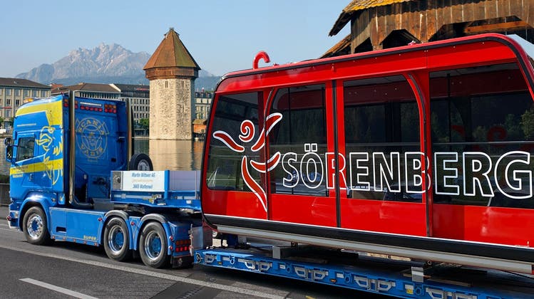 Diese Fotomontage eines Tiefladers, der eine der neuen Seilbahnkabinen durch Luzern transportiert, zeigte der Verwaltungsratspräsident den Aktionären und Aktionärinnen. (Fotomontage: Sörenberg Bergbahnen AG)