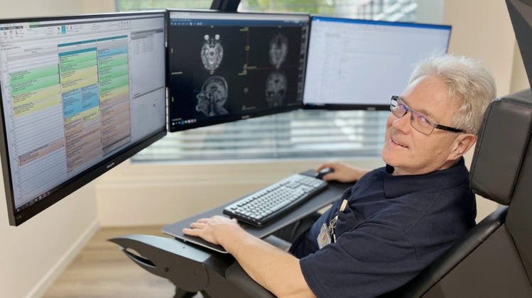Radiologiefachmann Gregor Skupinski an seinem neuen Arbeitsplatz im Virtual Cockpit. (Bild: zvg)