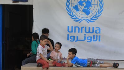 Palästinensische Kinder im Hinterhof einer Schule des UNO-Hilfswerks UNRWA. (Keystone)