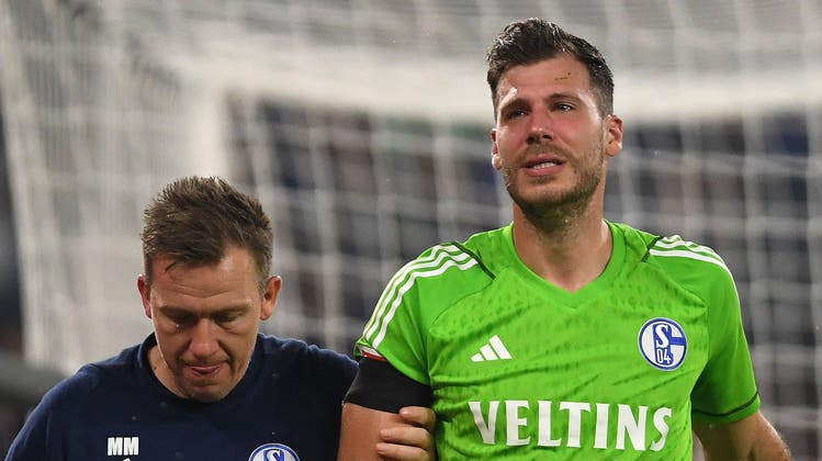 Schalke-Torhüter Marius Müller verlässt unter Tränen das Spielfeld. (Bild: Imago/Ralf Treese (Gelsenkirchen, 16. 9. 2023))