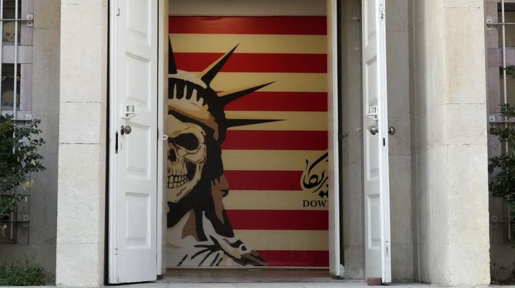 Die USA und Iran haben eine historisch schlechte Beziehung. Im Bild: Die ehemalige US-Botschaft in Teheran ist heute ein Anti-Amerika-Museum. (Vahid Salemi / AP)
