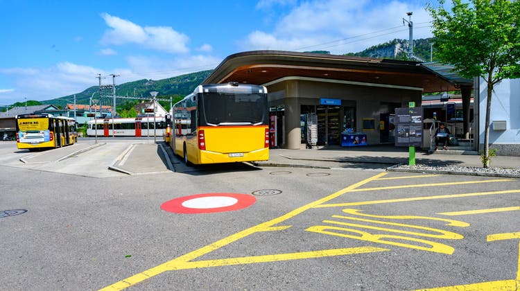 Die Kurse der Postautos sind nicht immer aufeinander abgestimmt. Das kann zu längeren Wartezeiten am Bahnhof Balsthal führen. (Bild: Bruno Kissling)