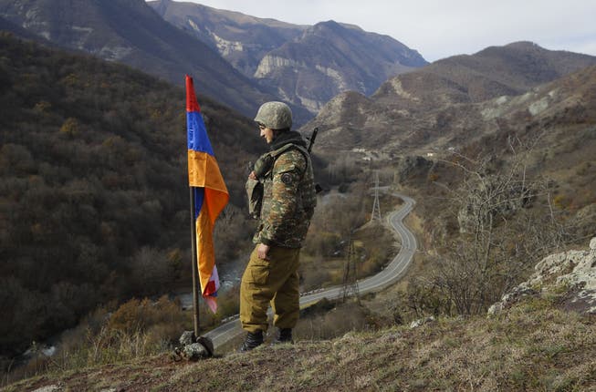 Ein armenischer Soldat steht Wache neben der Flagge Berg-Karabachs. Aserbaidschan hat eine «Anti-Terror-Operation» in der Region begonnen.