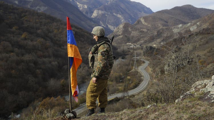 Ein armenischer Soldat steht Wache neben der Flagge Berg-Karabachs. Aserbaidschan hat eine «Anti-Terror-Operation» in der Region begonnen. (Sergei Grits / AP)