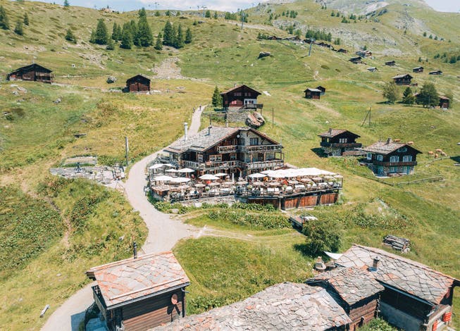 Die Bergbeiz Chez Vrony mitten in der Zermatter Bergwelt. 