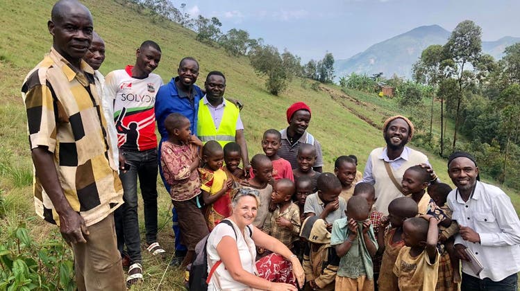 Das Franziskus-Team mit Ruth Staub (Mitte) war mit den Gemeindebehörden von Nyabiraba für das Projekt in den Hügeln unterwegs. (Bild: zvg)