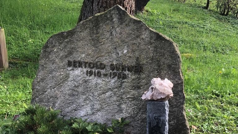 Friedhof Herisau als Tatort: Das Grab von Bertold Suhner und die spärlichen Überreste des Kristalls. (Bild: David Scarano)