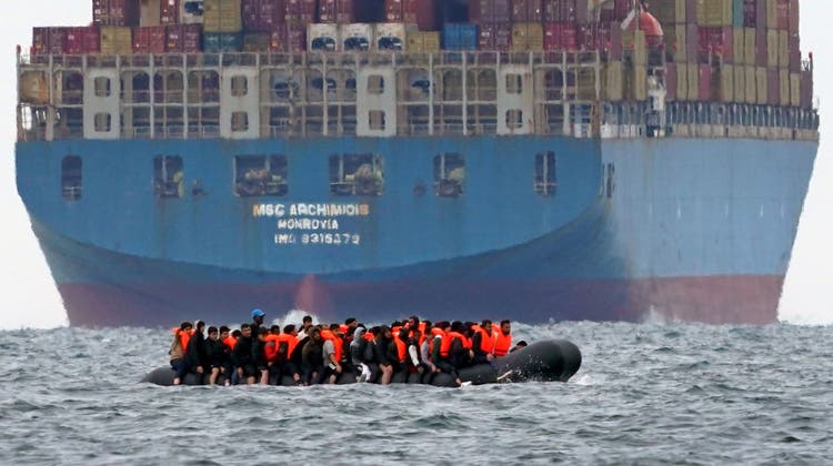 Eine Gruppe von Migranten versucht im Kielwasser eines Containerschiffs den Ärmelkanal zu überqueren. (Bild: Gareth Fuller / PA Wire)