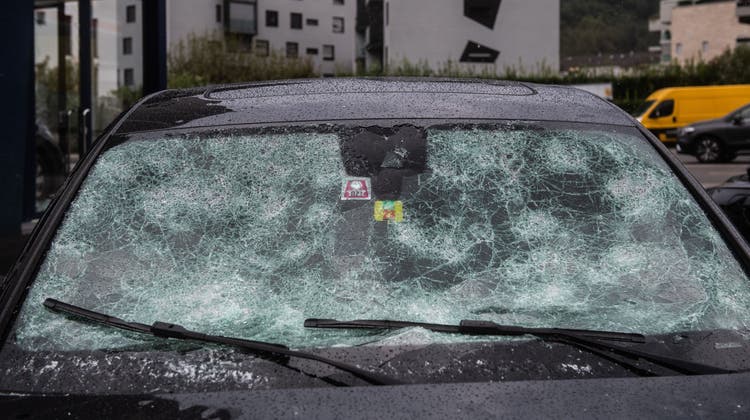 Aprikosengrosse Hagelkörner zerstörten im August im Tessin ungezählte Autos. (Bild: Samuel Golay / Keystone/TI-PRESS)