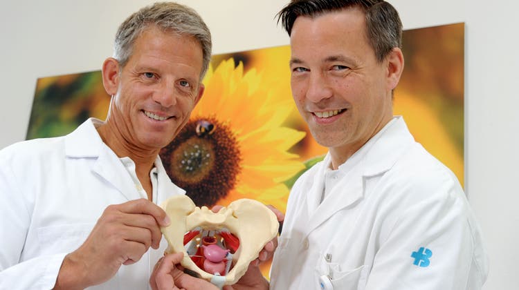 Dr. Rüdiger Mascus und Prof. Martin Heubner (rechts) mit einem Modell des Beckenbodens.