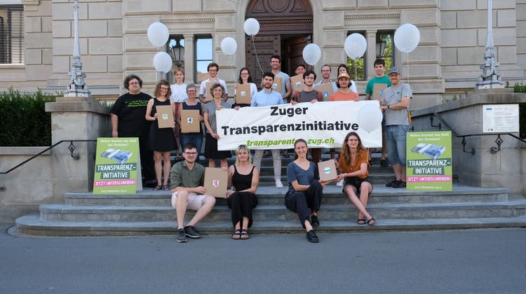 Am 2. August 2022 wurde die Transparenzinitiative mit über zweitausend beglaubigten Unterschriften eingereicht. (Bild: zvg (Zug, 2. 8. 2022))