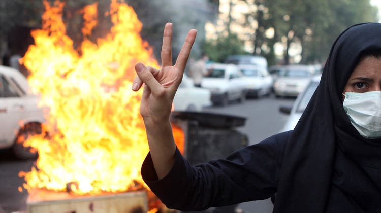 Auch Mülleimer brannten bei den Protesten gegen das Regime im Juli 2009 in Teheran. (Bild: Getty Images)