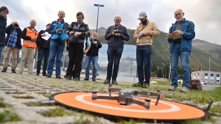 In Andermatt kamen die Exkursionsteilnehmenden in den Genuss einer Drohnen-Demonstration. (Bild: Urs Hanhart (20. 9. 2023))