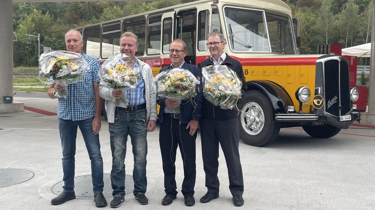 Die Chauffeure Peter Amsler (v. l.), Andreas Volpi, Willi Schaffner und der Geschäftsführer des Postauto-Betriebs Reto Huber, feiern dieses Jahr ihr Berufsjubiläum. (Bild: Jennifer Derrer)