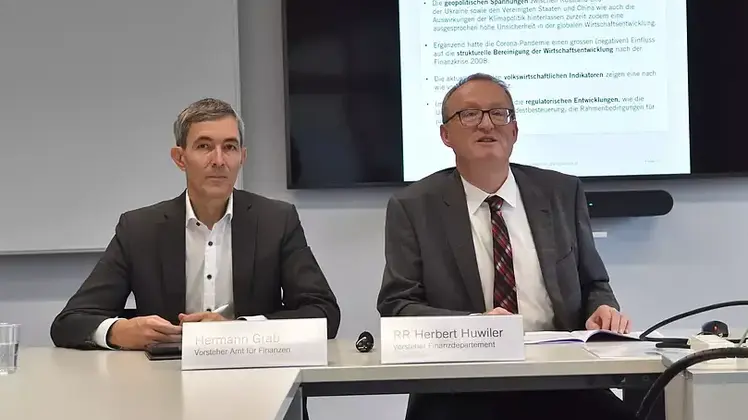 Der Schwyzer Regierungsrat und Finanzdirektor Herbert Huwiler (rechts) präsentierte mit dem Leiter des Amts für Finanzen, Hermann Grab, die Aufgaben- und Finanzplanung 2024 bis 2027. (Bild: Damian Bürgi)