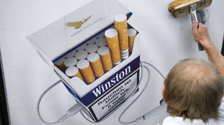 Soll nur noch in geschlossenen Räumen unter Erwachsenen möglich sein: Tabakwerbung. Anders als der Bundesrat sieht der Ständerat Lockerungen vor. (Bild: Keystone)