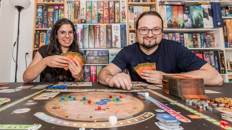 Hirginia Vallejo und Rubén Cabezón haben 2012 den Verein «Boardgame Basel» gegründet. (Bild: Nicole Nars-Zimmer)