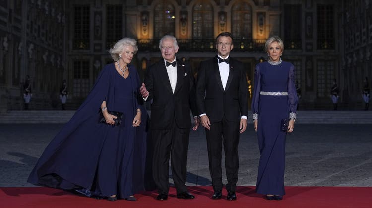 Das Quartett des Abends von links nach rechts: Königin Camilla mit König Charles III. sowie der französische Präsident Emmanuel Macron  mit seiner Frau Brigitte Macron auf dem Weg zum Staatsdinner im Schloss von Versailles westlich von Paris. (Bild: Christophe Ena / AP)