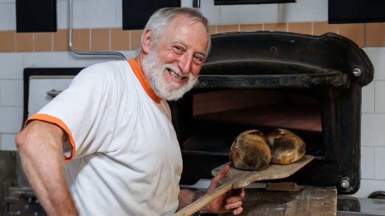 Richard Felder nimmt das erste Brot aus dem neuen Holzofen. (Bild: Hanspeter Bärtschi)