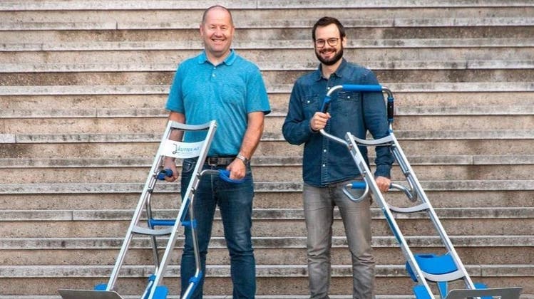 Verkaufen Treppensteiger und andere Transportgeräte: Pascal Kuttelwascher und sein Vater Markus. (Bild: pd)