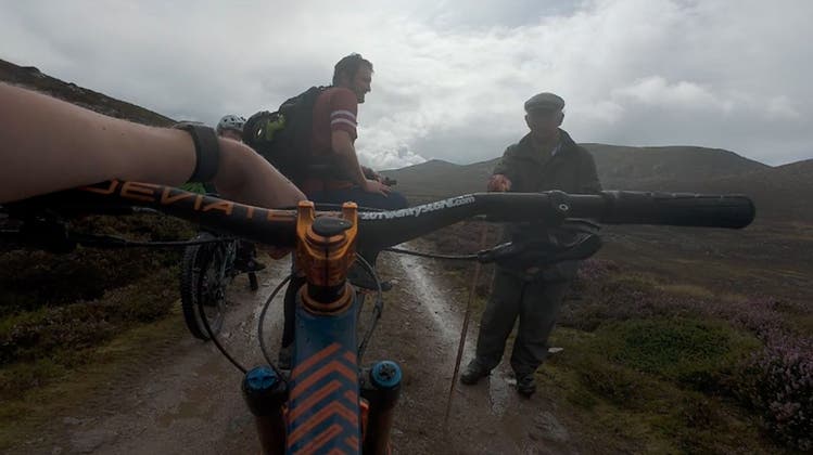 Ein Schwatz mit dem König: Mountainbiker treffen in Schottland auf spazierenden King Charles