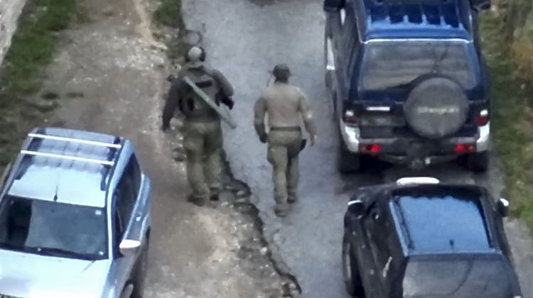 Kosovarische Polizeibeamte in der Nähe der Ortschaft Banjska, wo der Angriff stattgefunden haben soll. (Str / EPA)
