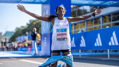 Die Äthiopierin Tigst Assefa rannte zum Weltrekord. (Bild: Andreas Gora/dpa)