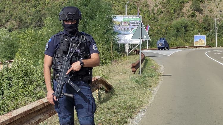 30 bewaffnete Serben haben sich am Wochenende in einem Kloster in Nordkosovo verschanzt. Nun gelang der kosovarische Polizei der Durchbruch. (Bild: Keystone)