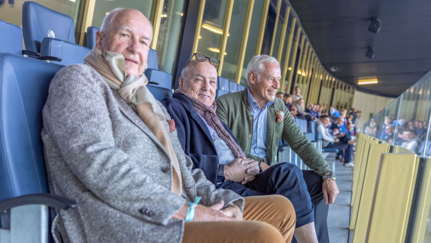 FCL-Aktionär Bernhard Alpstaeg (Mitte) besucht mit den Ex-Präsidenten Walter Stierli (links) und Ruedi Stäger (rechts) das Spiel des FC Luzern gegen Servette. (Bild: Roman Loeffel)