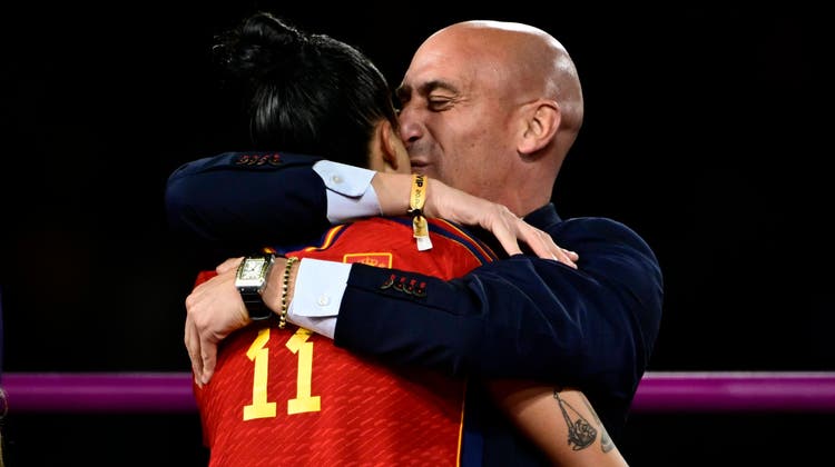 Der erzwungene Kuss des spanischen Verbandspräsidenten Luis Rubiales sorgt weltweit für Aufregung. (Bild: Imago)