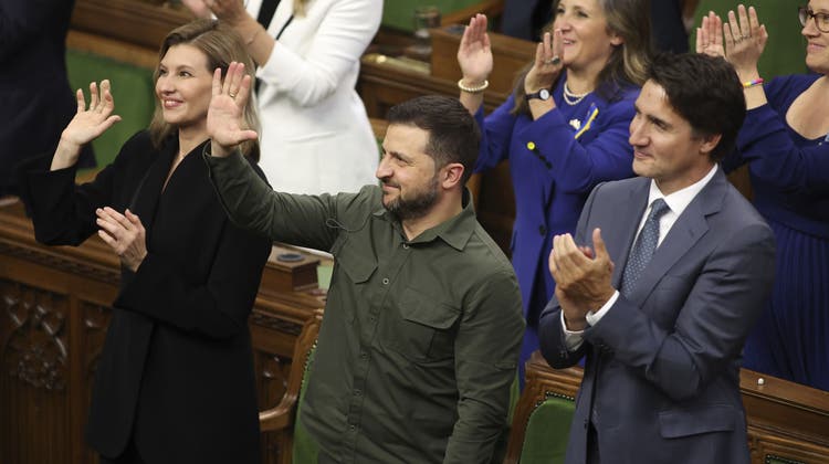 Unwissentlich applaudieren der ukrainische Präsident Wolodimir Selenski (Mitte) und Kanadas Premier Justin Trudeau einem SS-Veteranen im kanadischen Parlament. (Bild: Patrick Doyle/AP)