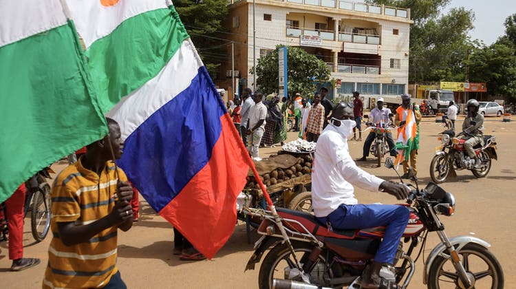 Kundgebung gegen Frankreich in Niamey - mit einer russischen Fahne im Schlepptau. (Bild: keystone)