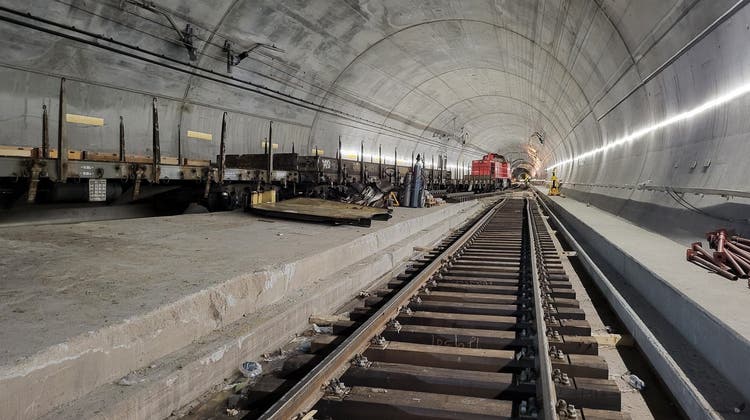 Der Gotthard-Basistunnel präsentiert sich wieder sauber. Die Reparaturarbeiten dauern noch Monate an. (Bild: SBB)