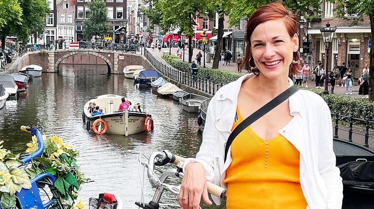 Gabriela Martina in ihrer neuen Wahlheimat Amsterdam mit dem typischen Grachten-Hintergrund. (Bild: zvg)