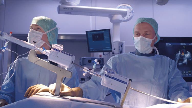 Dr. med. Olaf Franzen, Leitender Arzt Invasive Kardiologie KSA Aarau (r.), beim Einsetzen eines MitraClips. (Bild: zvg)