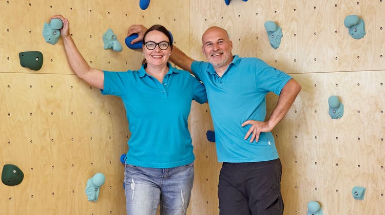Die Physiotherapie Frank GmbH bietet in Zukunft auch therapeutisches Klettern an. Die Geschäftsinhaber und diplomierten Physiotherapeuten Felicitas Frank und Thomas Bausch vor der Kletterwand. (Bild: Dlovan Shaheri)