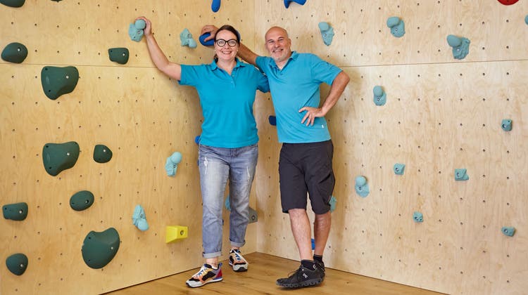 Die Physiotherapie Frank GmbH bietet in Zukunft auch therapeutisches Klettern an. Die Geschäftsinhaber und diplomierten Physiotherapeuten Felicitas Frank und Thomas Bausch vor der Kletterwand. (Bild: Dlovan Shaheri)