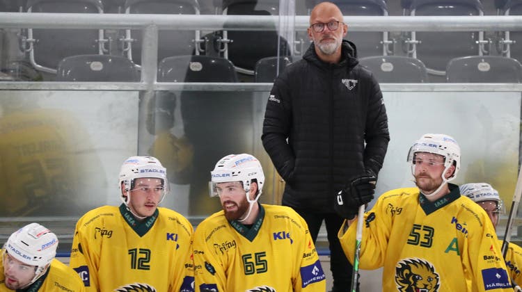 Trainer Markus Åkerblom (hinten) muss eine Lösung finden, wie sein Team auch ohne den verletzten, schwedischen Stürmer Sebastian Bengtsson zum Erfolg kommt. (Mario Gaccioli (Küsnacht, 15. September 2023))