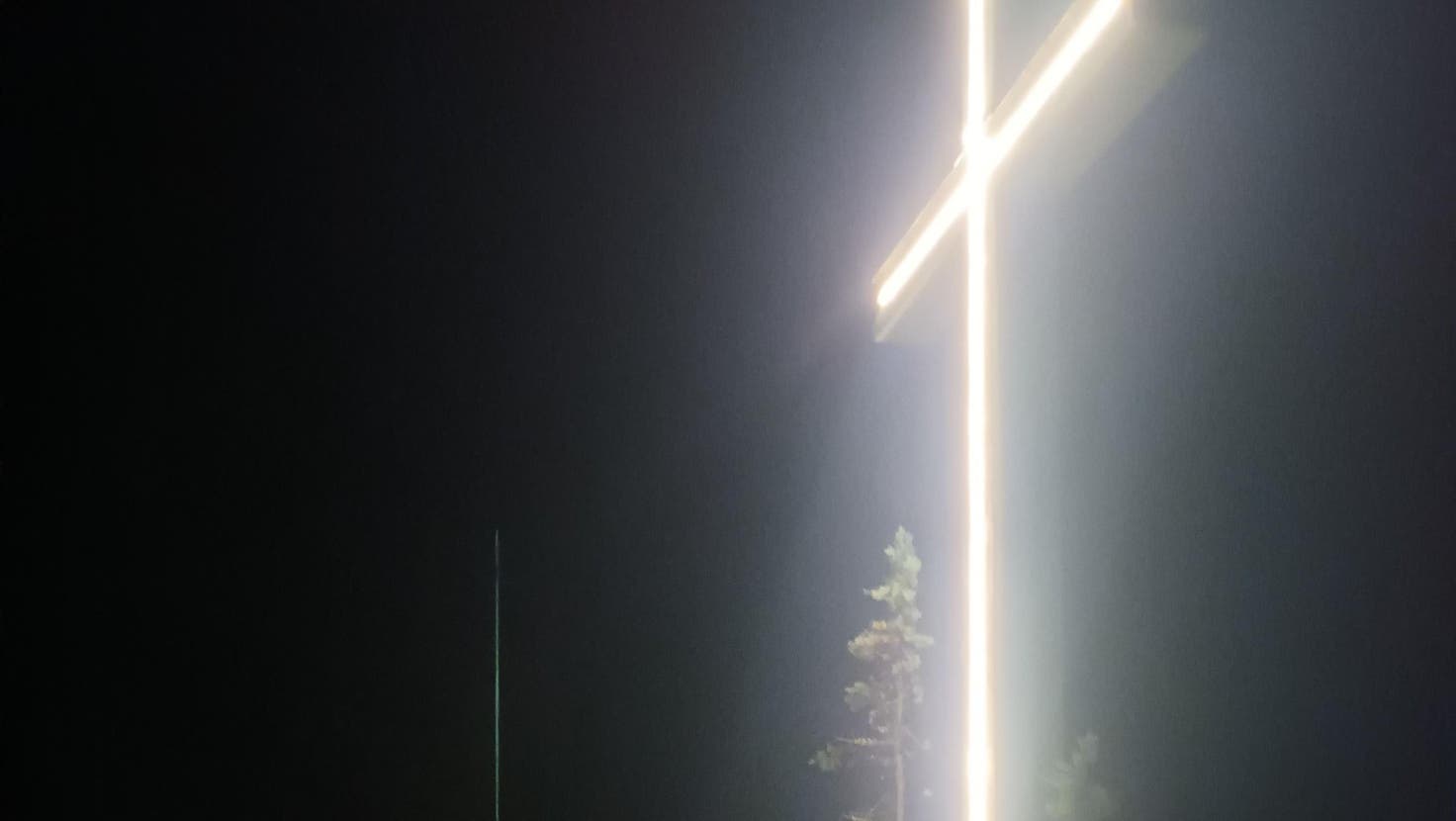 Das beleuchtete Kreuz in Werthenstein. (Bild: zvg)