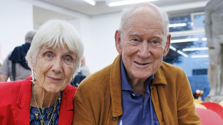 Franz Hohler und seine Frau Ursula Hohler blättern ein erstes Mal durch das Wendebuch. (Bild: Patrick Lüthy)