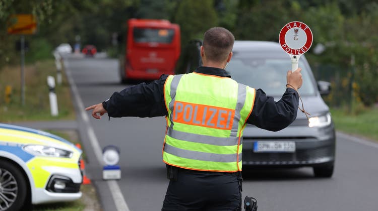 Werden hochgefahren: Polizeikontrollen zum Aufspüren von irregulären Migranten. Bild: Kontrolle bei Cottbus, unweit der polnischen Grenze. (Bild: Sean Gallup/Getty Images Europe)
