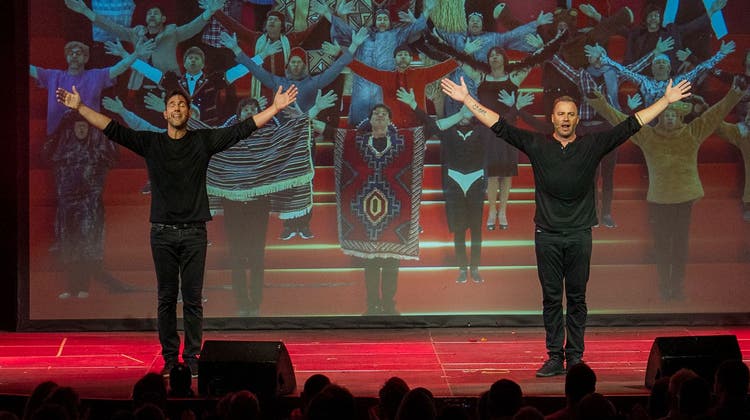 Am Ende tanzen Manu Burkart (links) und Jonny Fischer mit all ihren Figuren zu «Circle of Life». (Bild: zvg)